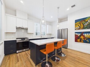 2711 Clinton Dr in Houston, TX - Building Photo - Building Photo