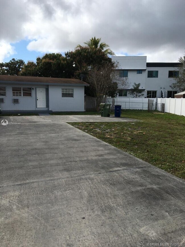 511 NW 4th Ave-Unit -2 in Hallandale Beach, FL - Building Photo - Building Photo