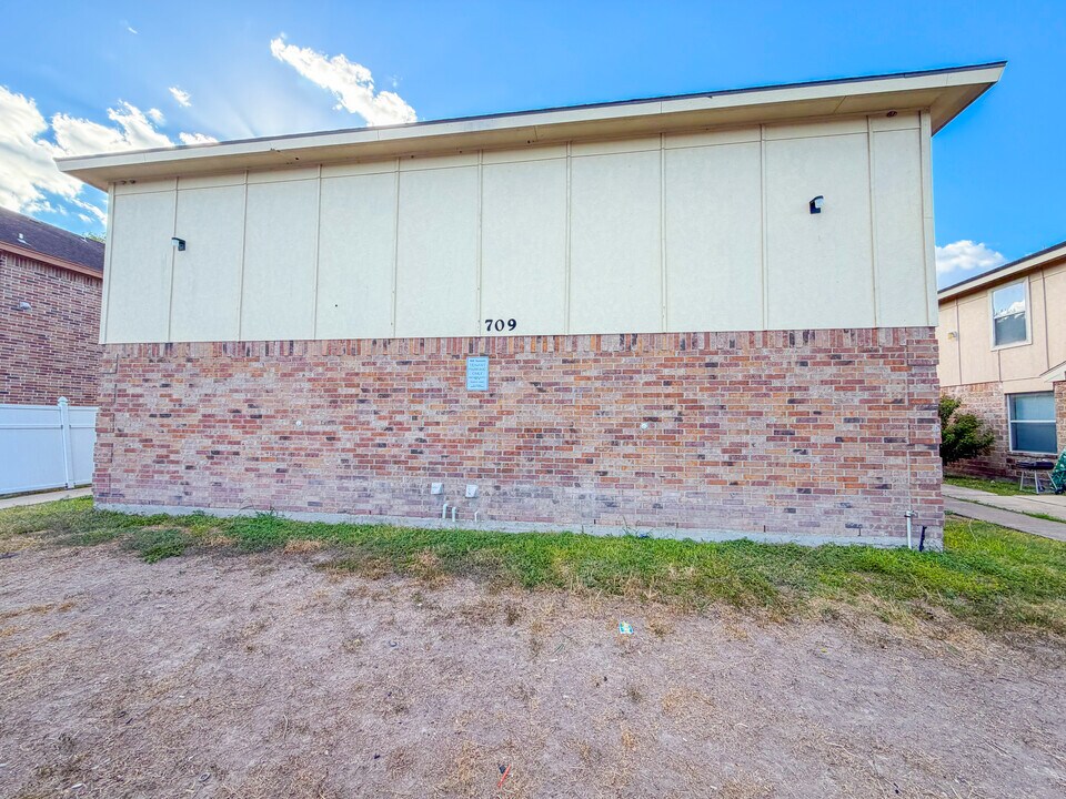 709 Sonesta Dr, Unit D in Harlingen, TX - Building Photo