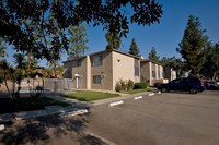 Westchester Place Apartments in Bakersfield, CA - Foto de edificio - Building Photo