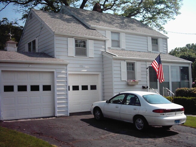 207 Sunflower Ave in Stratford, CT - Building Photo - Building Photo