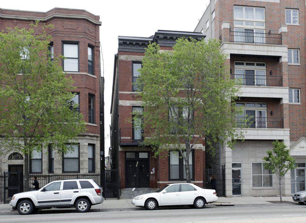 1351 N Ashland Ave in Chicago, IL - Foto de edificio