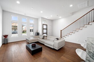 2408 Gray St in Houston, TX - Building Photo - Building Photo