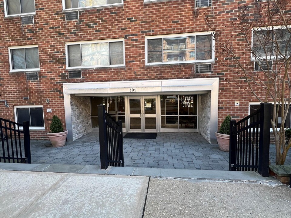 101 Clinton Ave in Mineola, NY - Building Photo