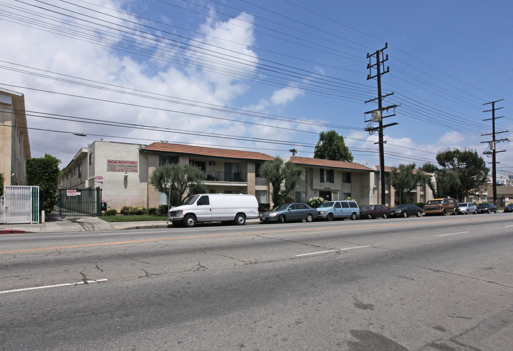 Valle Terrace Apartments in Van Nuys, CA - Building Photo