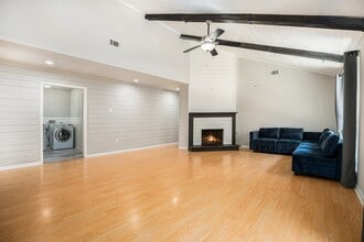 16607 Neumann Dr in Houston, TX - Foto de edificio - Building Photo