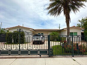 1430 NW 183rd St in Miami, FL - Building Photo - Building Photo