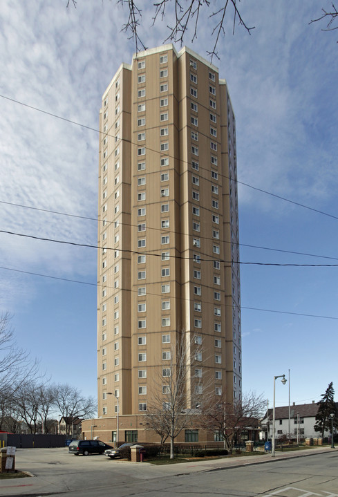 Arlington Court Apartments in Milwaukee, WI - Building Photo