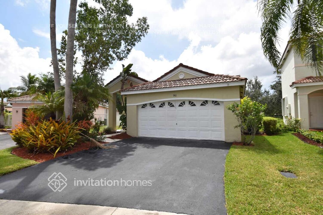 742 San Remo Dr in Weston, FL - Building Photo