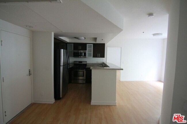 939 Palm Ave in West Hollywood, CA - Building Photo - Building Photo