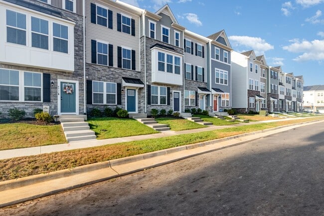 4936 Dunhaven Dr in Fredericksburg, VA - Building Photo - Building Photo
