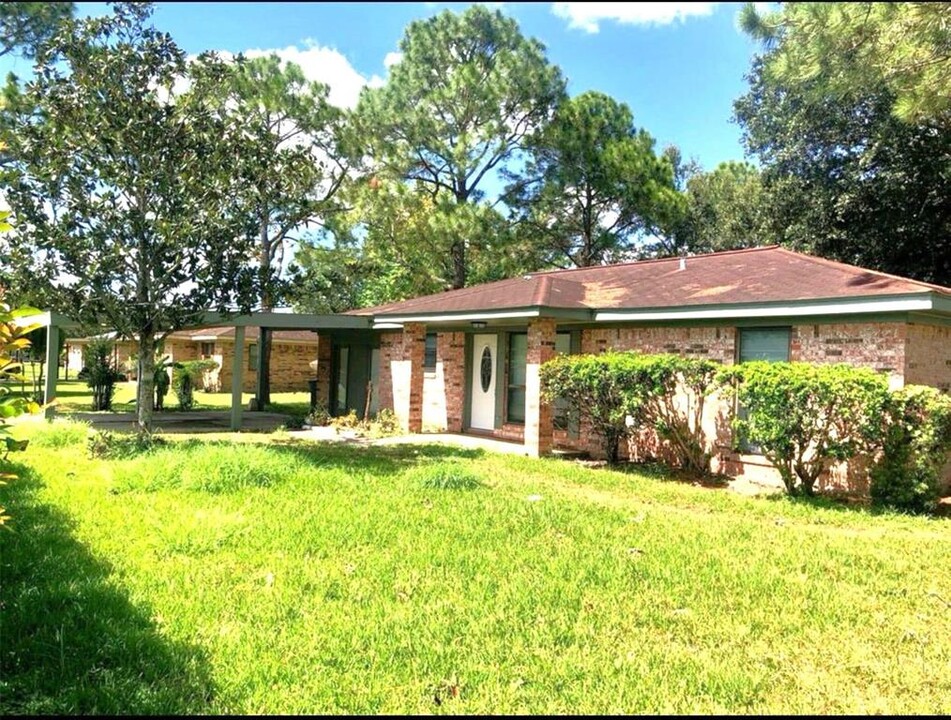 407 Joan of Arc Dr in Bay City, TX - Building Photo