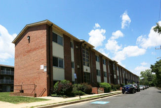 Mount Vernon Apartments in Alexandria, VA - Building Photo - Building Photo