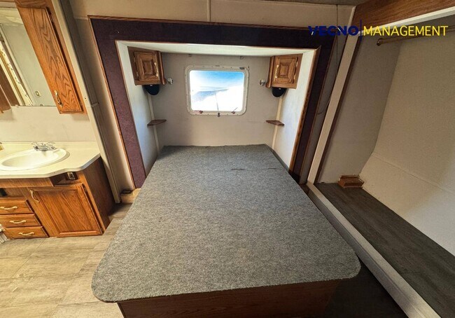 642 10th St in Floresville, TX - Building Photo - Building Photo