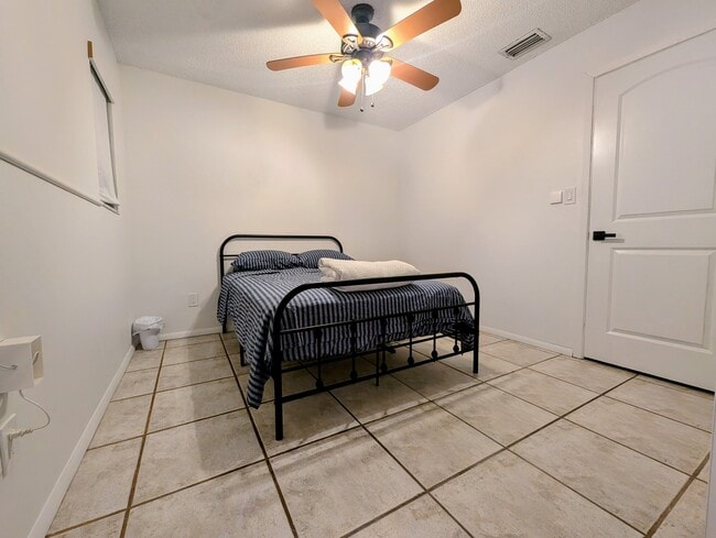 8724 Tall Pine Ln, Unit Room 2 Shared Bath in Orlando, FL - Foto de edificio - Building Photo