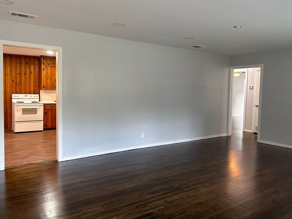 5902 W 14th St in Irving, TX - Building Photo