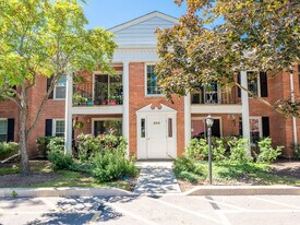 530 Shorely Dr in Barrington, IL - Building Photo