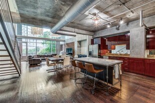2011 Cedar Springs Rd in Dallas, TX - Building Photo