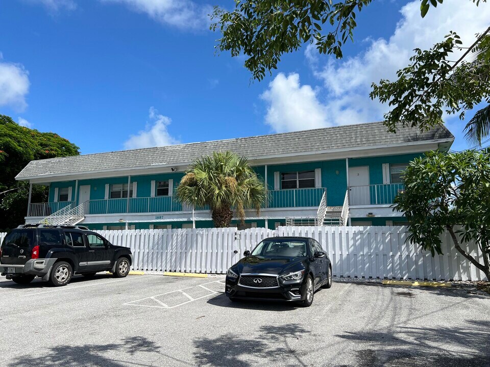 1887 Juno Rd in North Palm Beach, FL - Building Photo