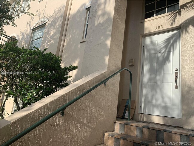5600 NW 114th Pl in Doral, FL - Building Photo - Building Photo