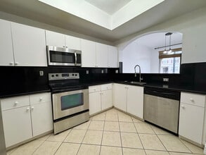 8886 W Flagler St in Miami, FL - Foto de edificio - Building Photo