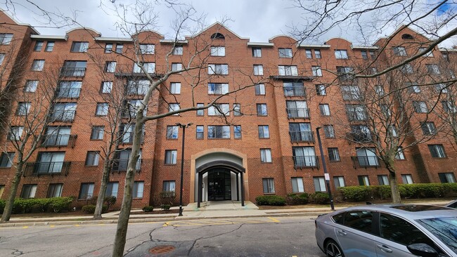 66 Beach Point Pl, Unit 402