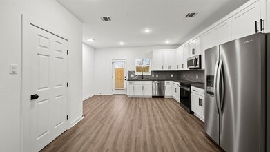 8053 Ritz St-Unit -B in Houston, TX - Foto de edificio - Building Photo