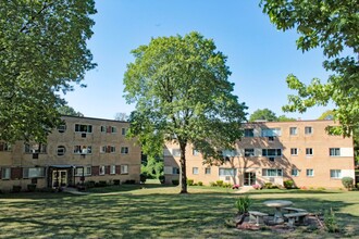 Bel Aire Apartments in Clayton, MO - Foto de edificio - Building Photo