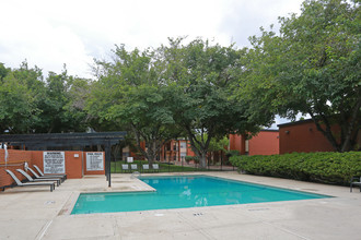 Vista Village Apartments in El Paso, TX - Foto de edificio - Building Photo