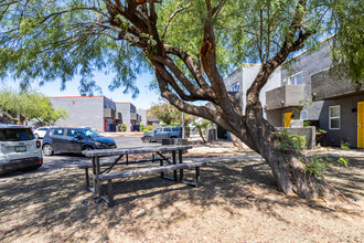 Jovial in Surprise, AZ - Foto de edificio - Building Photo