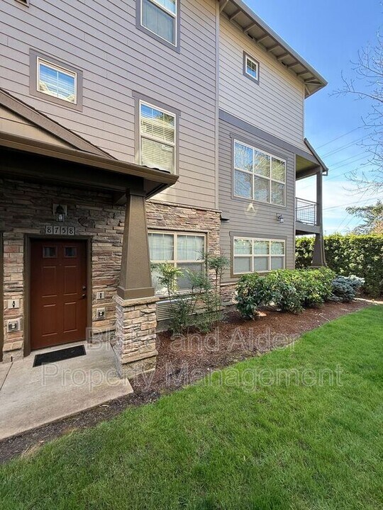 8758 NE Delamere Way in Beaverton, OR - Building Photo