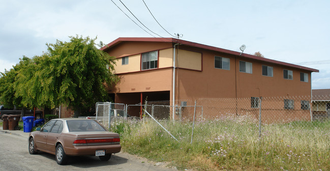 Richmond Fourplex in Richmond, CA - Foto de edificio - Building Photo