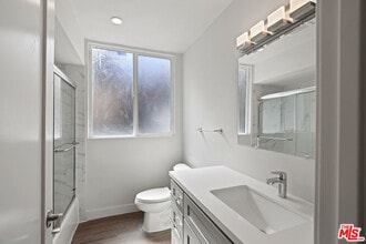 1117 S Bronson Ave in Los Angeles, CA - Foto de edificio - Building Photo