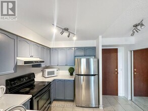 2545 Erin Centre Blvd in Mississauga, ON - Building Photo - Building Photo