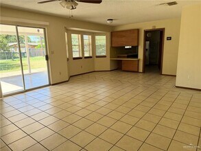 715 Daffodil Ave in McAllen, TX - Foto de edificio - Building Photo