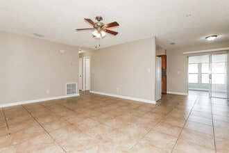 1901 Derbywood Dr in Brandon, FL - Foto de edificio - Building Photo