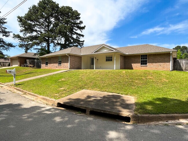 500 W Sunnyside Dr in Overton, TX - Building Photo - Building Photo