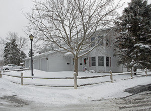 Westwood Ridge Apartments in Sheboygan Falls, WI - Foto de edificio - Building Photo