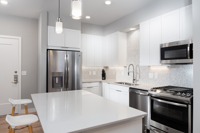 Avalon Residences at the Hingham Shipyard in Hingham, MA - Foto de edificio - Building Photo