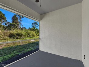 801 Meadow Rd in Lehigh Acres, FL - Foto de edificio - Building Photo