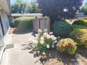102-108 NW 137th Ave in Portland, OR - Building Photo - Building Photo
