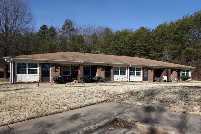 Mountain Villa Apartments in Mayodan, NC - Foto de edificio - Building Photo