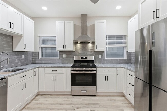 43 Lonsdale St, Unit 2 in Boston, MA - Foto de edificio - Building Photo