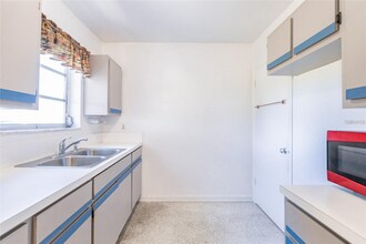 21307 Gladis Ave in Port Charlotte, FL - Foto de edificio - Building Photo