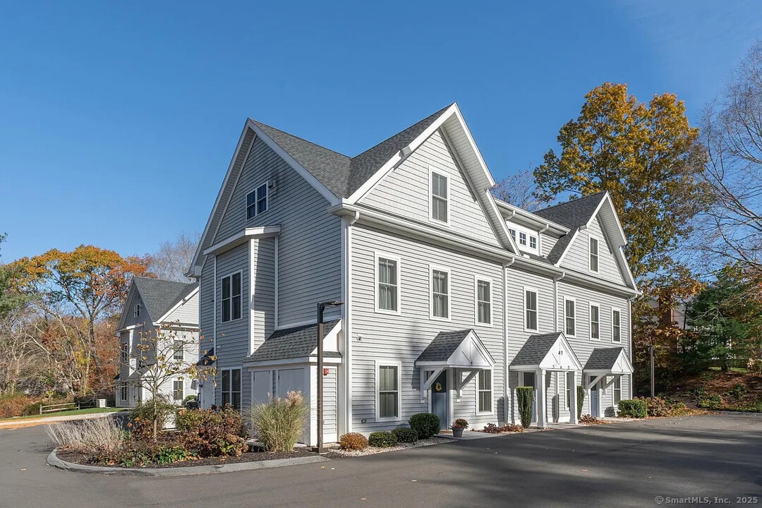 41 Cottage Rd in Madison, CT - Building Photo