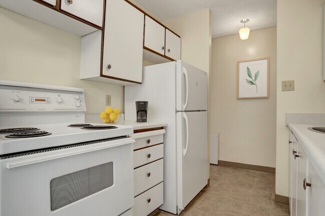 Marquis Towers in Saskatoon, SK - Building Photo - Building Photo