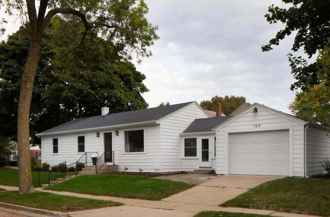 150 E Lancaster Ave in Whitefish Bay, WI - Building Photo - Building Photo