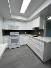 1400 NE 169th St in Miami, FL - Building Photo - Building Photo