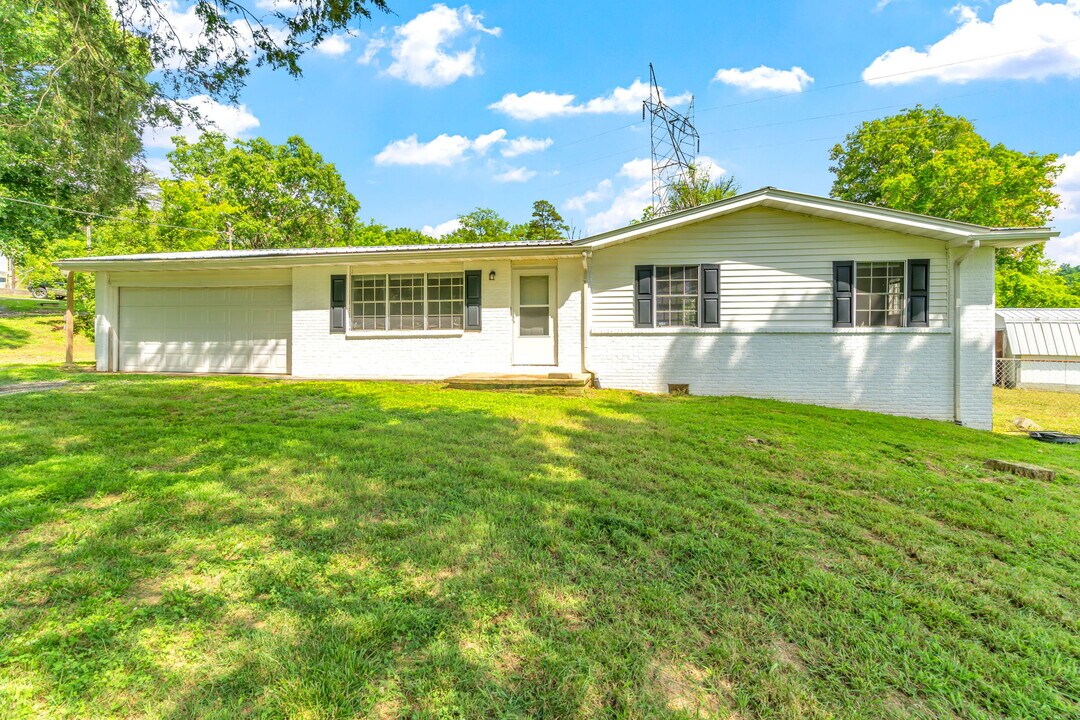 206 Bowers Cir in Friendsville, TN - Building Photo