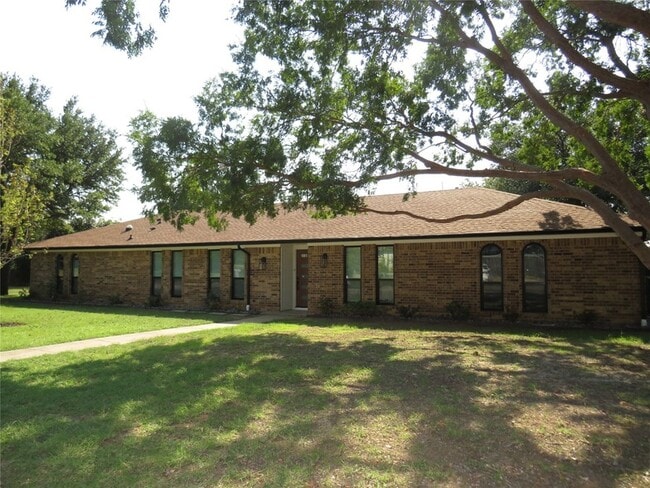 property at 2001 Pembrooke Pl